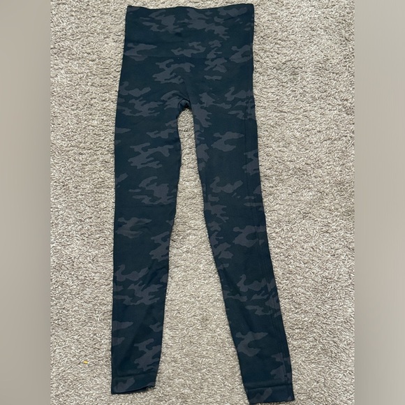 SPANX Look At Me Now Camouflage Leggings - Picture 2 of 5